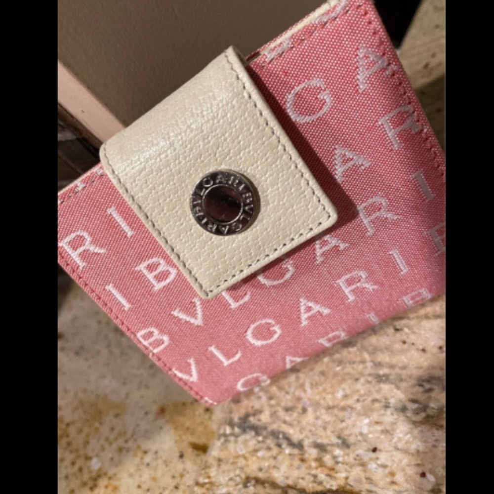 new BVLGARI Logomania PINK compact bi-fold WALLET Change Bills Notes Cards CASE